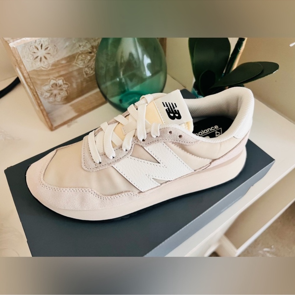 🎉LAST PIECE🎉NEW BALANCE Lifestyle Sneakers - Picture 2 of 5